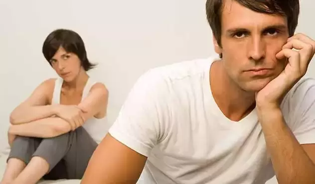 Ο άνδρας αντιμετωπίζει κακή ισχύ και δεν είναι ικανός για οικειότητα